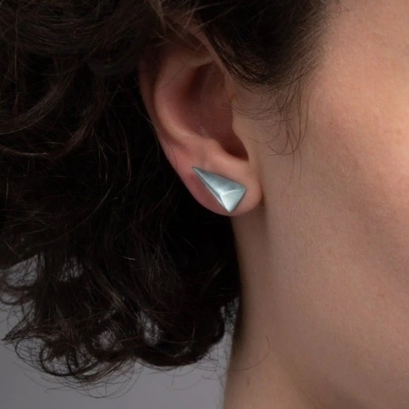 ALEXIS BITTAR NWT Grey Blue Hand Carved Painted Lucite Pyramid Post Earrings - Picture 4 of 10